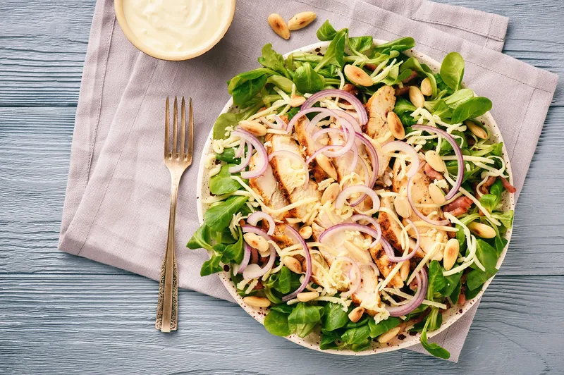 Kylling og baconsalat med karrydressing - Ketoliv