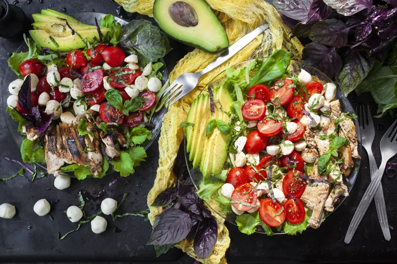 Kyllinge avocado Caprese-salat - Ketoliv