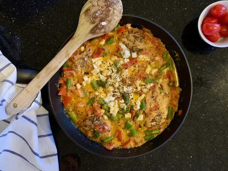 Kyllingekasserolle med asparges og feta med bagte blomkålsbuketter - Ketoliv