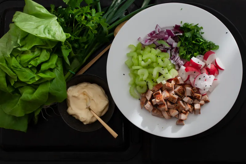 Kyllingesalat a la ”tøm køleskabet” med hjemmelavede mayonnaise - Ketoliv
