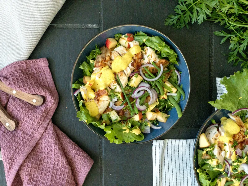 Kyllingesalat med æble og den lækreste karrydressing - Ketoliv