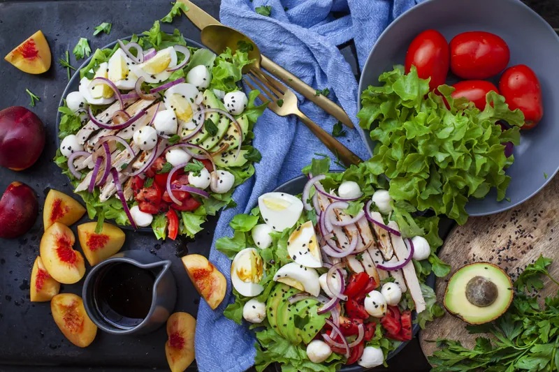 Kyllingesalat med fersken balsamico dressing - Ketoliv