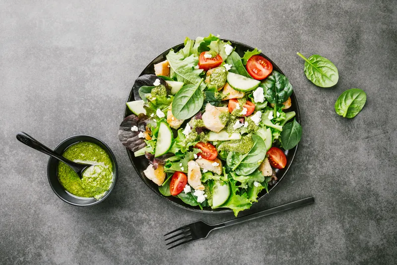 Kyllingesalat med feta og hjemmelavede pesto - Ketoliv