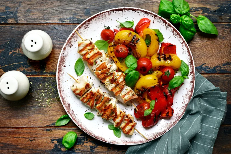 Kyllingespyd med farverige grøntsager og paprikasauce - Ketoliv