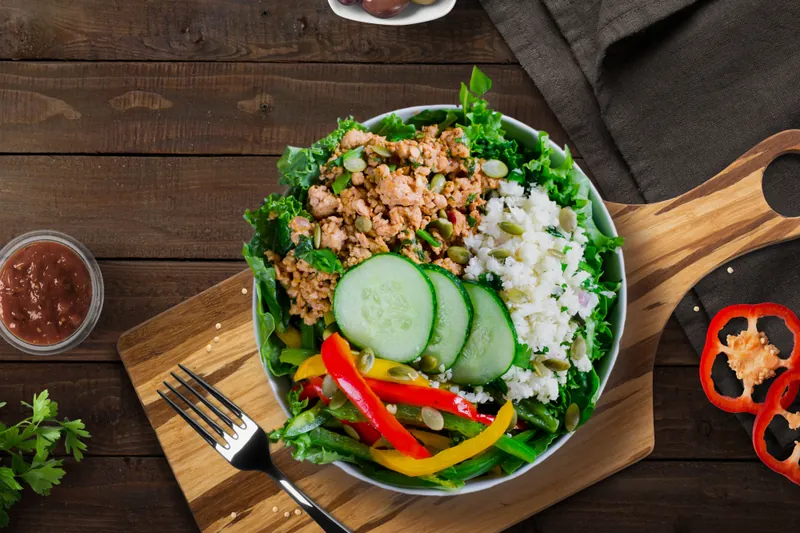 Kyllingetaco på salatbund med sursød sauce - Ketoliv