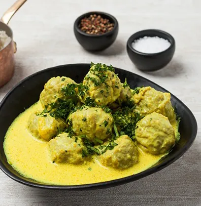 Lækker og smagfuld boller i karry med blomkålsris - Ketoliv