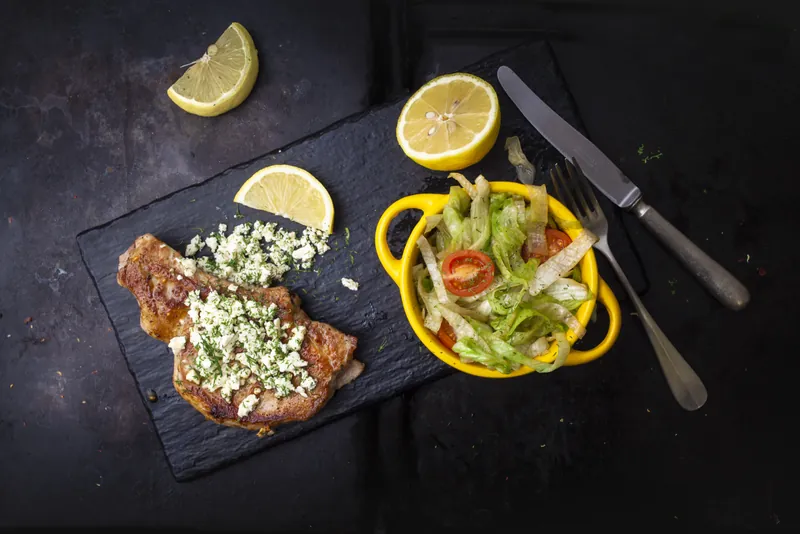 Lækker skinkeschnitzel med feta og blandet salat - Ketoliv