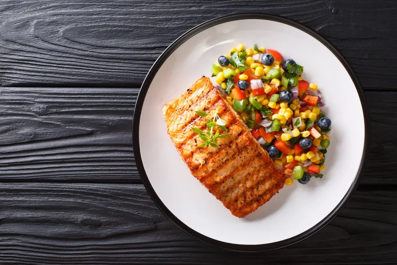 Laks i hvidløgsmarinde med farverig sommersalat på halloumibund - Ketoliv