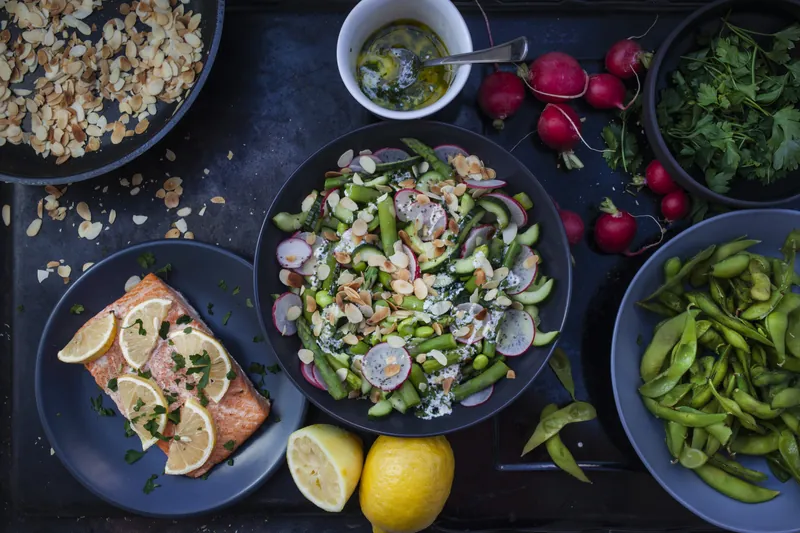 Laks med aspargessalat med splintrede mandler og chiafrø - Ketoliv