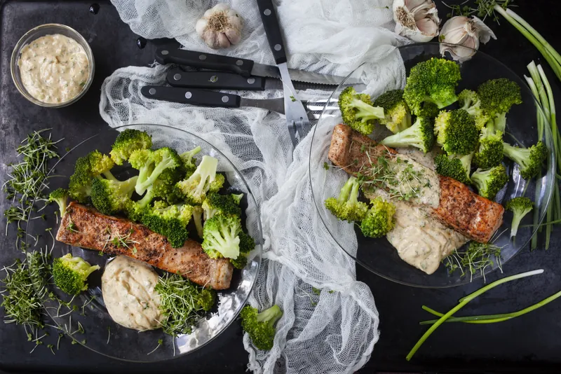 Laks med stegt broccoli og krydderurte smørsovs - Ketoliv