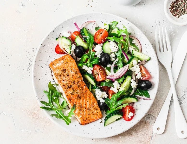 Laks og græsk salat - Ketoliv