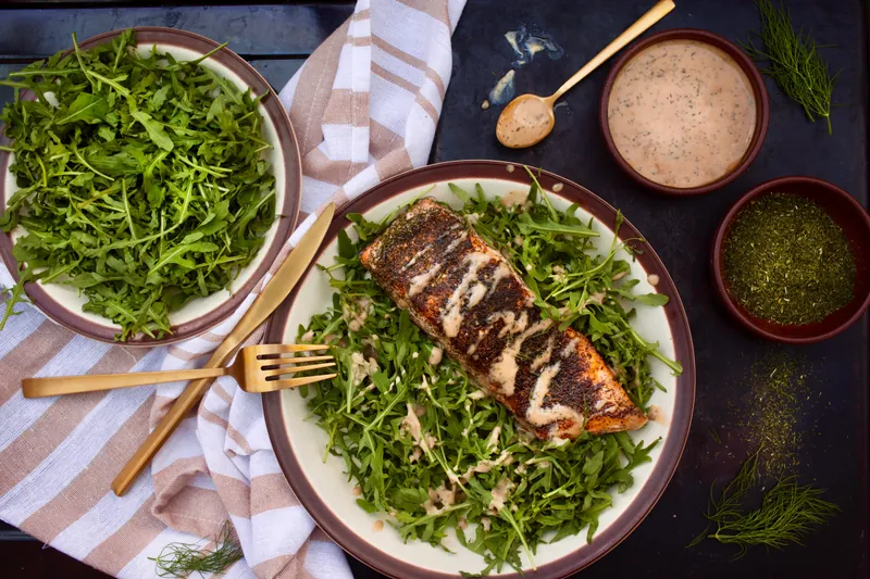 Laks på bund af rucola med estragonsovs - Ketoliv