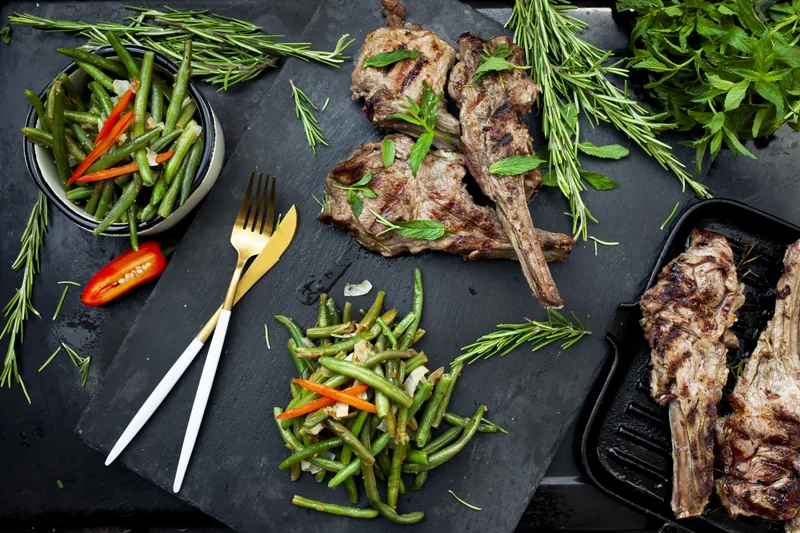 Lammekoteletter med karamelliserede bønner - Ketoliv