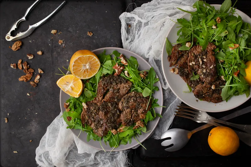 Lammesteaks på salatbund af mynte og citron - Ketoliv