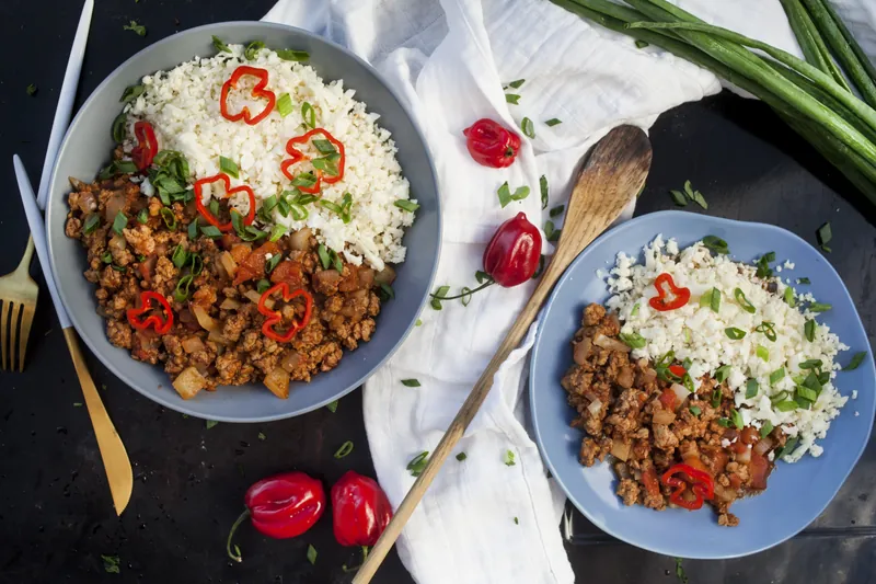 Langtidsstegt chili med blomkålsris - Ketoliv