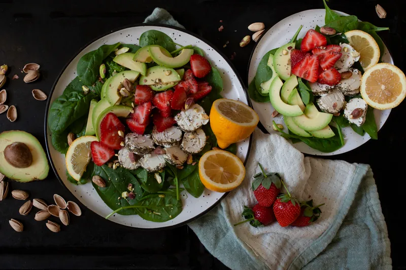 Let og sommerlig salat med jordbær og gedeost - Ketoliv