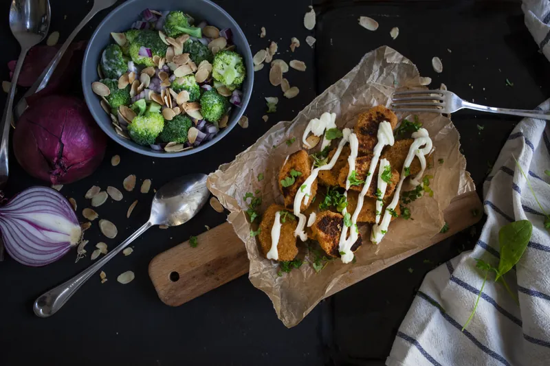 Low carb broccolisalat med kyllingenuggets - Ketoliv