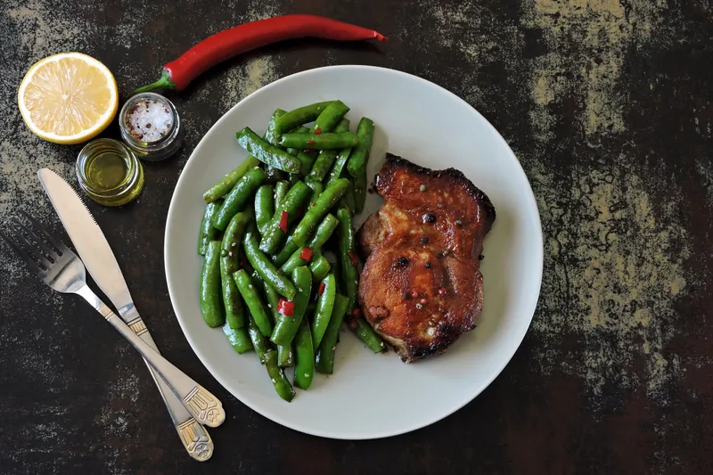 Marinerede koteletter med bønnesalat og chili-lime dressing - Ketoliv