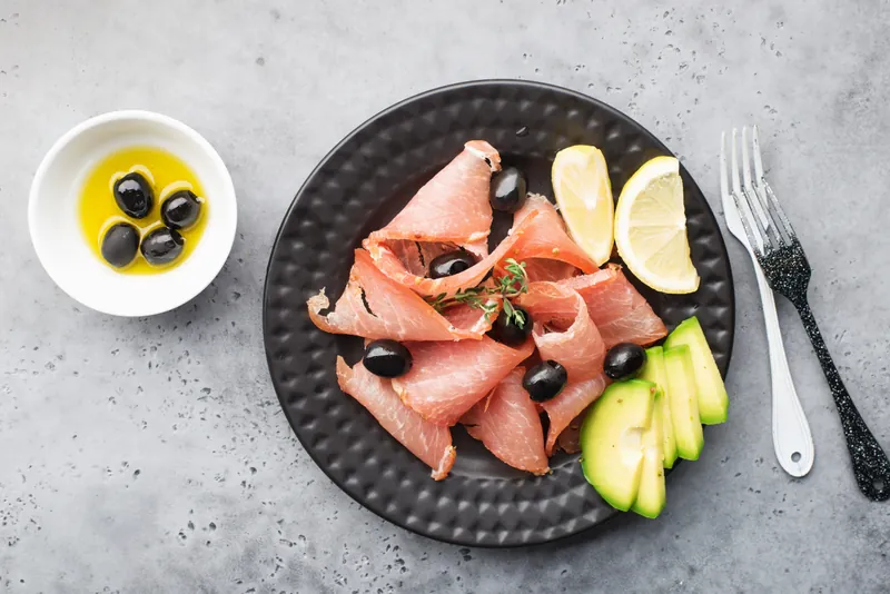 Middelhavsinspireret frokost af røget skinke, avocado og oliven - Ketoliv