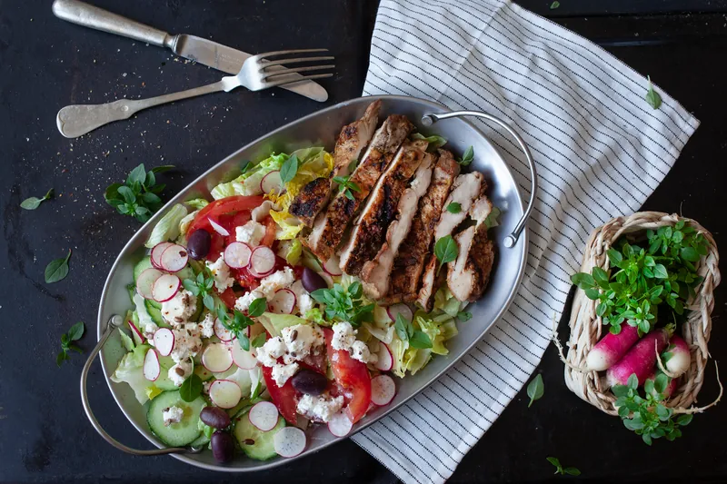 Middelhavssalat med grillet kylling - Ketoliv