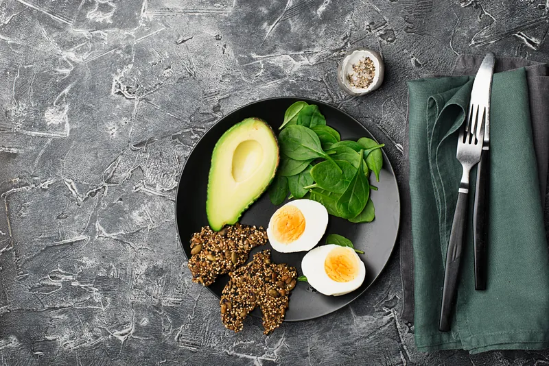 Morgenmadstallerken af æg, Keto knækbrød og avocado - Ketoliv