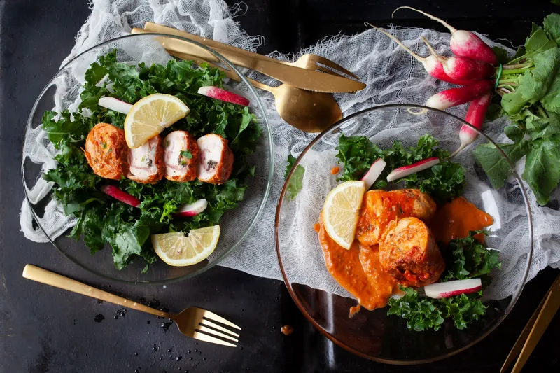 Mozzarella-kylling med simpel kålsalat - Ketoliv