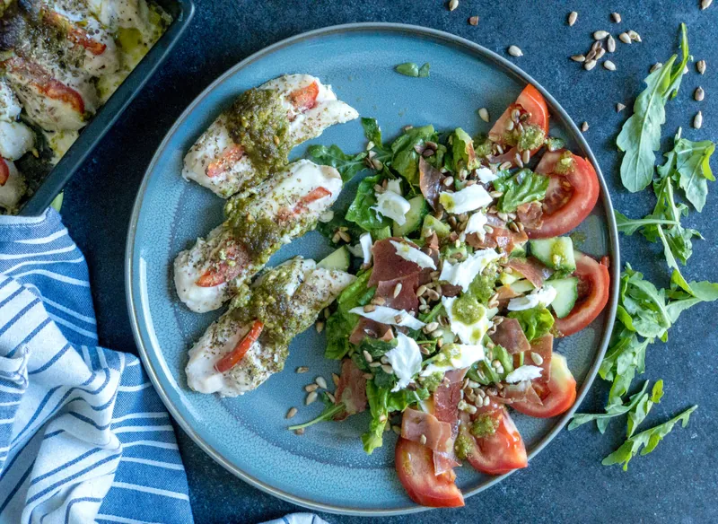 Mozzarellakylling med kernesalat og serranoskinke - Ketoliv