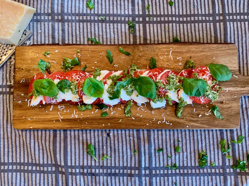 Mozzarellasalat med pesto - Ketoliv