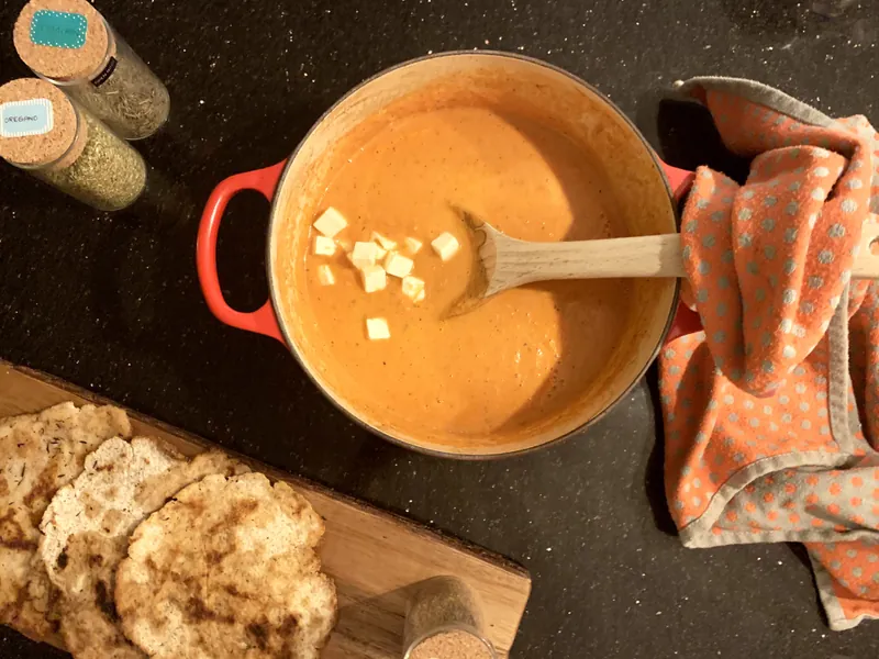 Nem tomatsuppe med feta og naan brød - Ketoliv