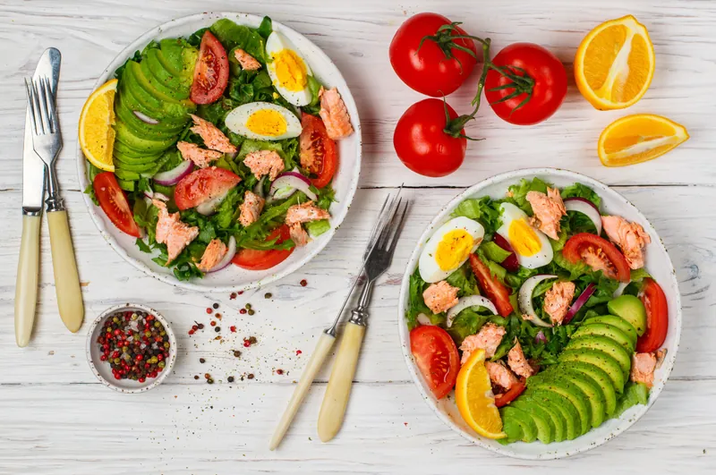 Nem tunsalat med æg og avocado og appelsin - Ketoliv