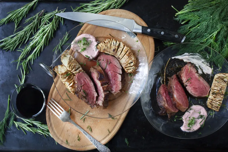 Oksebøf og hasselbagte celleri med chilidip - Ketoliv