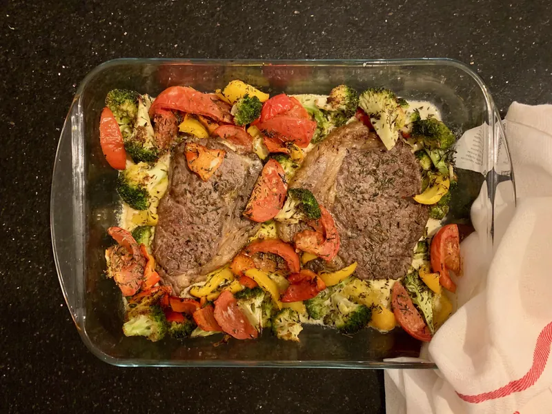 Oksebøffer med ovnstegte grønsager - Ketoliv