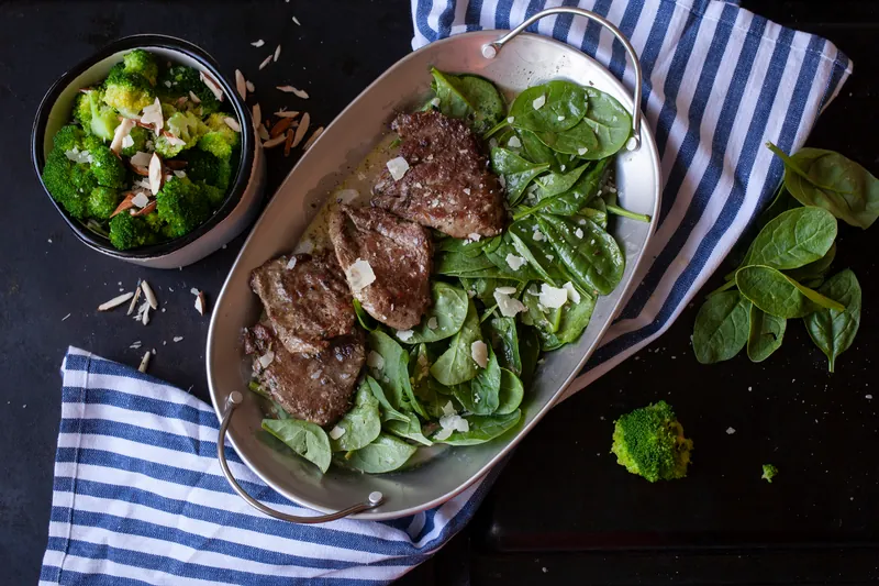Oksefilet marineret i citron og hvidløg med broccolibuketter - Ketoliv