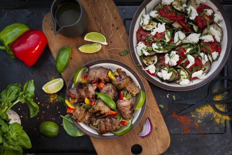 Okseruller med tomatsalat og grillet aubergine - Ketoliv