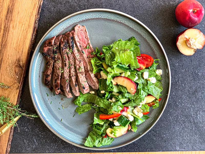 Oksesteg med skøn og sød ferskensalat - Ketoliv