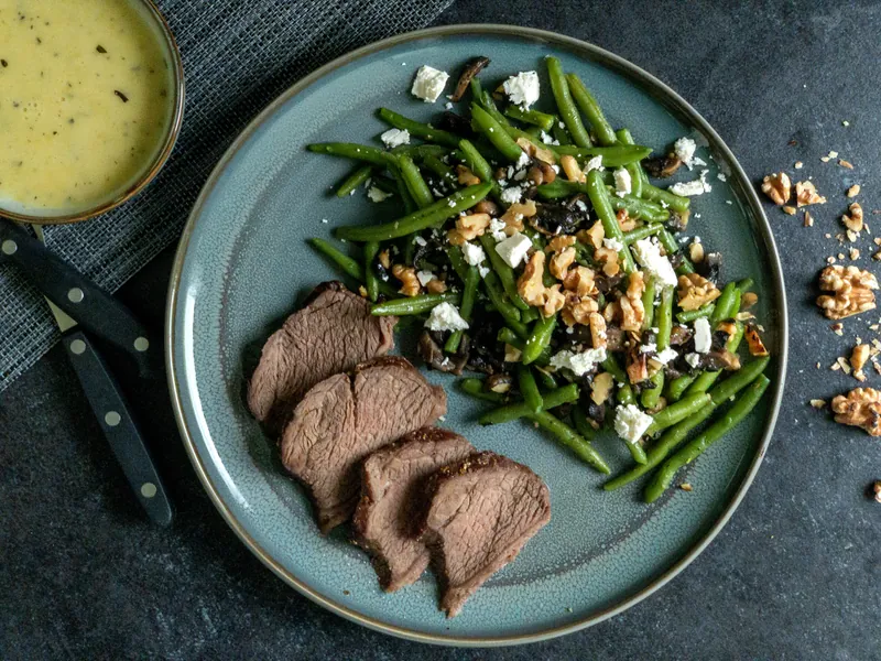 Oksesteg og bønnesalat med valnødder og champignon - Ketoliv