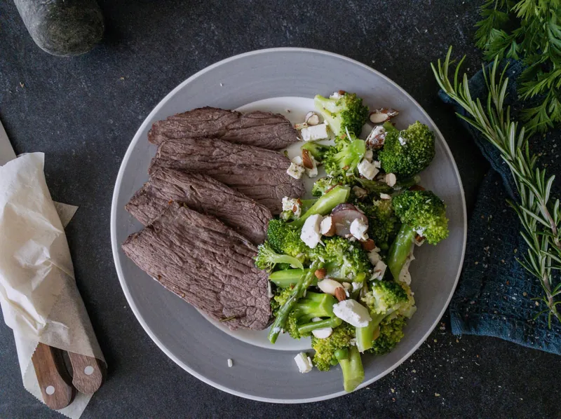 Oksesteg og broccolisalat med vindruer og feta - Ketoliv