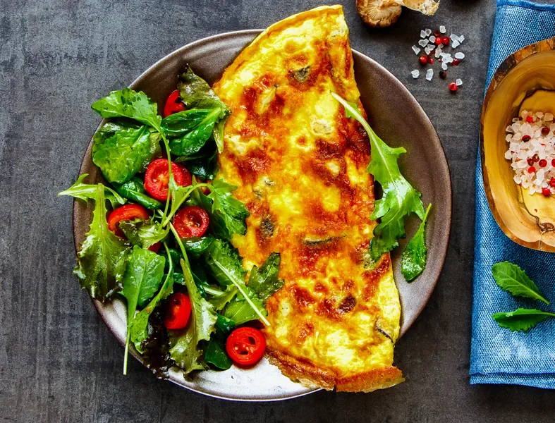 Omelet med grønt tilbehør - Ketoliv