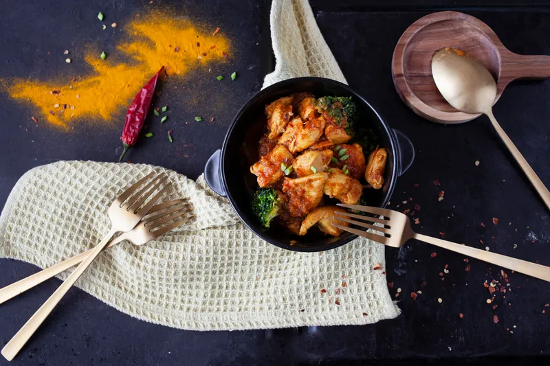 Orientalsk kylling i karry med broccolibuketter - Ketoliv