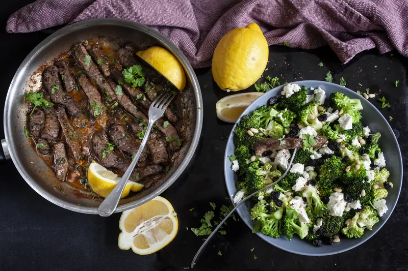 Pandestegt flankesteak med smørsovs og broccolisalat - Ketoliv