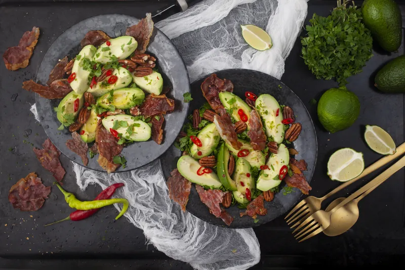 Parmeskinke og avocadosalat med pekannødder - Ketoliv