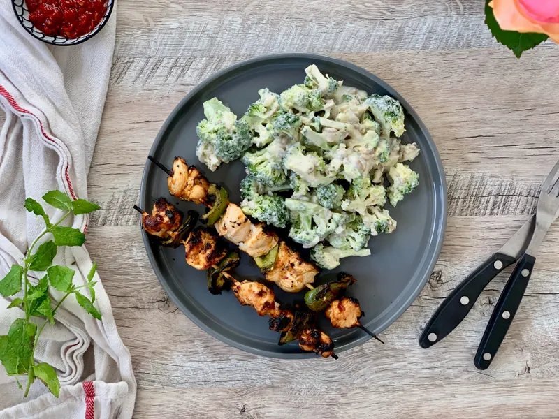 Peanutmarineret kyllingespyd med broccolisalat - Ketoliv