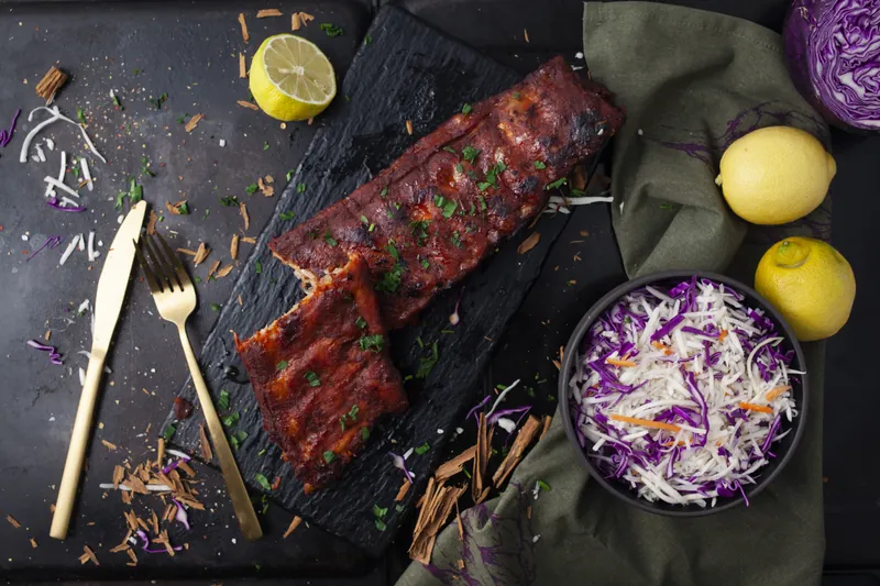 Perfekte spareribs med simpel coleslaw - Ketoliv