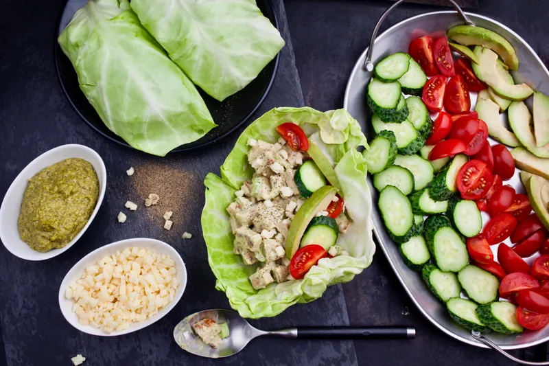 Pesto kylling i salatwraps - Ketoliv