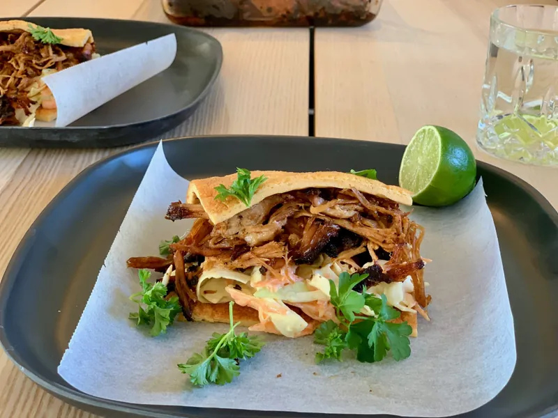 Pulled pork burger af nakkesteg - Ketoliv