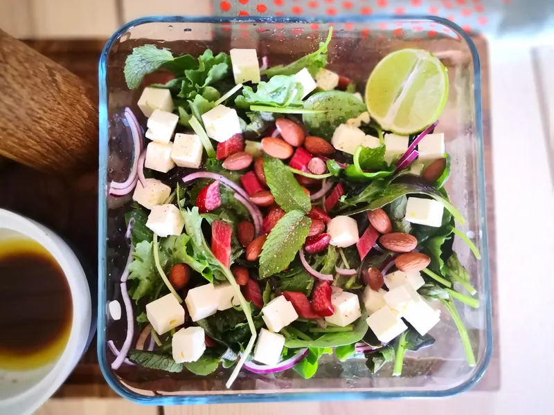 Rababersalat med mandler og feta - Ketoliv