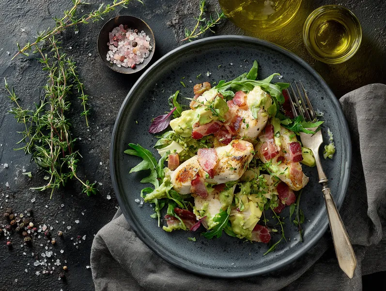 Keto kyllingesalat med avocado-dressing - Functional Foods