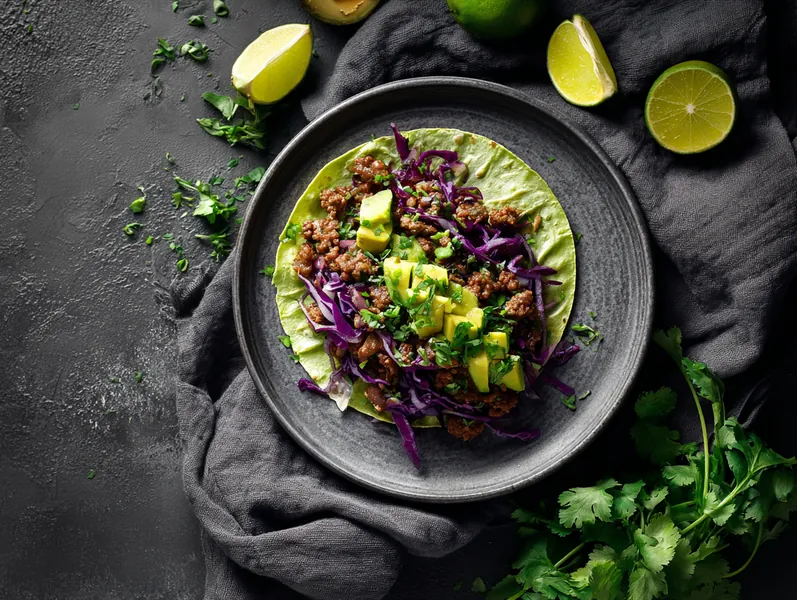Keto tacosalat med oksekød og avocadosalsa - Functional Foods