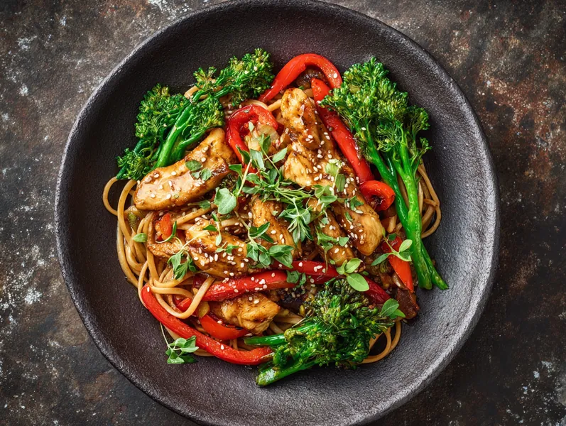 Krydret kyllingewok med peberfrugt og sesam - Functional Foods