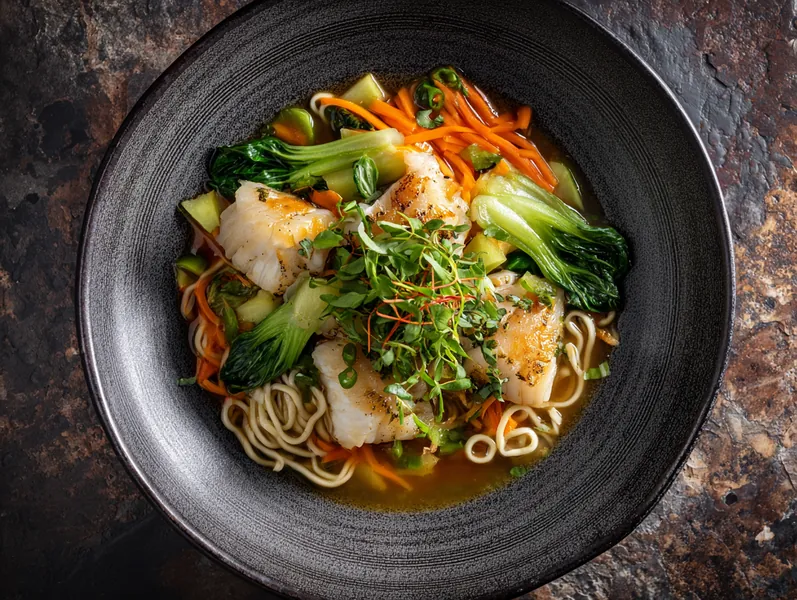 Asiatisk inspireret fiskesuppe med nudler og grønt - Functional Foods